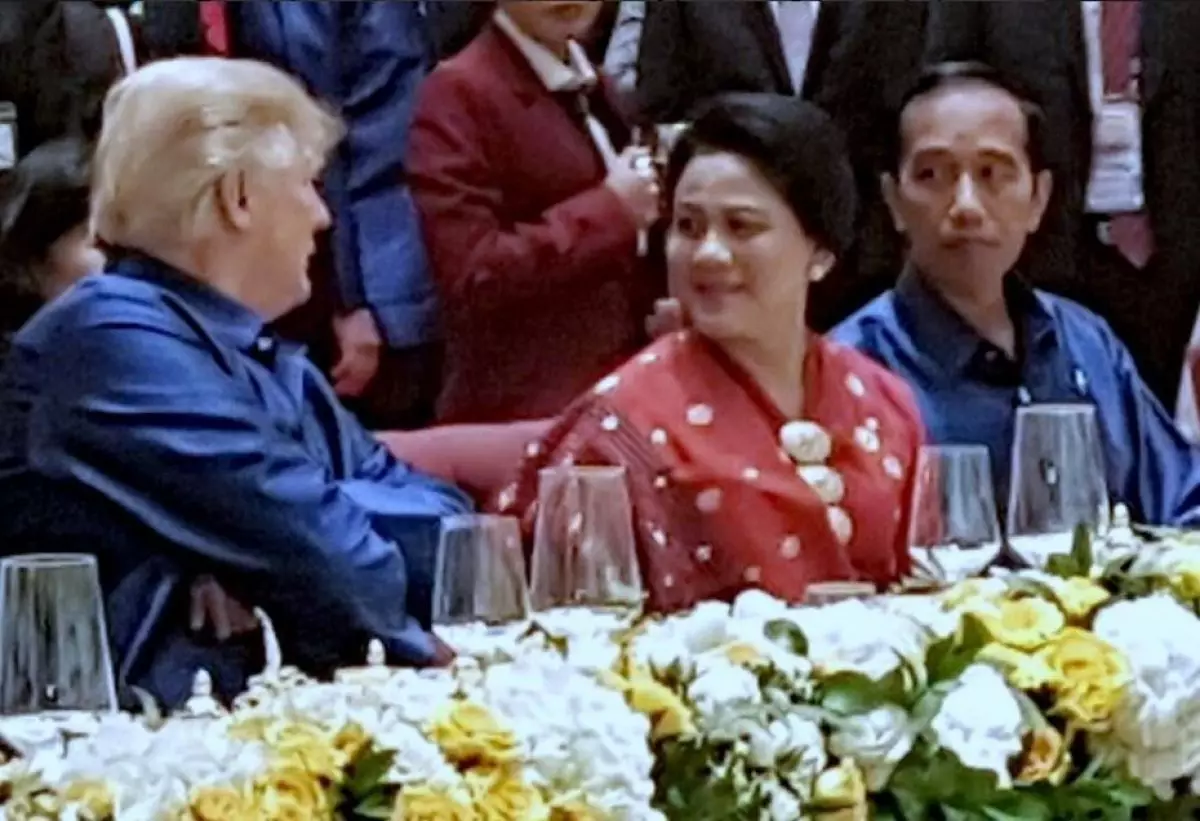 Momen Presiden Jokowi lirik Iriana yang lagi ngobrol dengan Trump