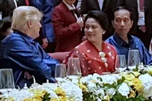 Momen Presiden Jokowi lirik Iriana yang lagi ngobrol dengan Trump