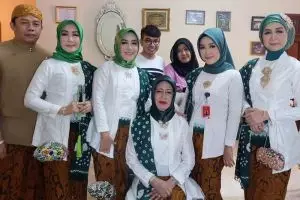 Ini makeup artist yang bikin wajah ibunda Jokowi manglingi, keren