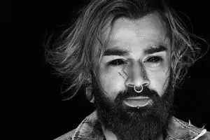 Pria ini tato bola matanya jadi hitam legam, alasannya bikin terkejut