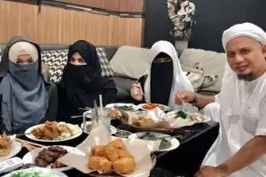 5 Momen Ustaz Arifin Ilham dengan ketiga istrinya, tampak harmonis