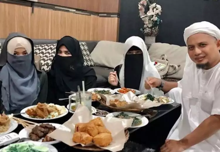 5 Momen Ustaz Arifin Ilham dengan ketiga istrinya, tampak harmonis