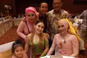 5 Seleb cantik ini dihujat netizen gara-gara pamer belahan dada