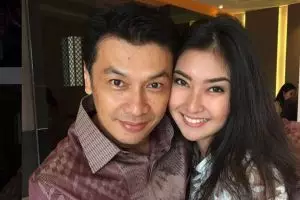 10 Gaya Eddie Foe, ayah Kevin Lilliana yang terlihat masih muda