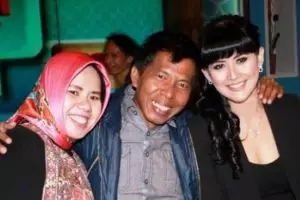 Pertahankan rumah tangga, 3 istri seleb ini izinkan suami menikah lagi