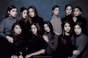 12 Gaya Nia Ramadhani & squad saat foto bareng, geng lain kalah hits