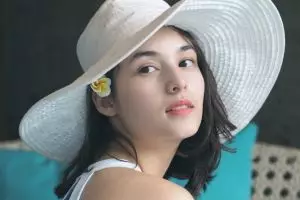 Cantik maksimal saat traveling, ikuti 8 style ala Chelsea Islan ini