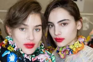 7 Beauty trend unik ini sempat bikin gempar dunia fashion 