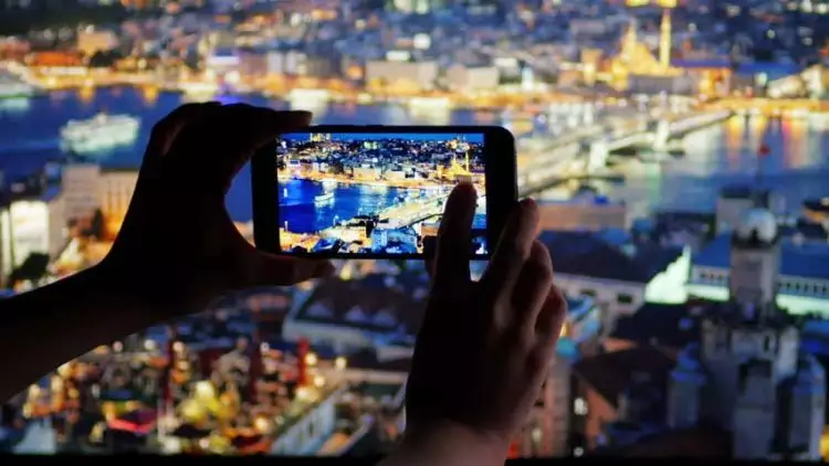 5 Pilihan smartphone yang andal buat berburu foto di malam hari