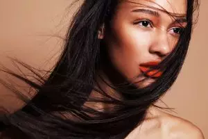 6 Lipstik oranye terbaik di bawah Rp 100 ribu, bikin makeup look cerah