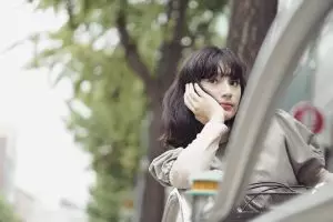 8 Gaya Tatjana Saphira dalam mix and match outfit bertema vintage