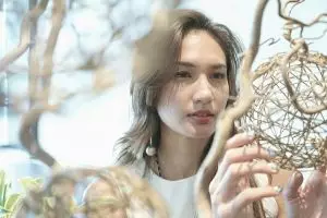 Hadiri resepsi saudaranya, Nadine Chandrawinata gandeng cowok ini