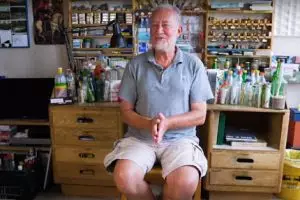 Pria ini kumpulkan 1.200 surat botol di pantai, semua diberi balasan