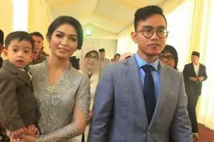 Potret Selvi Ananda saat makeup jelang tampil di pesta adat Kahiyang