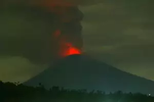 11 Potret erupsi Gunung Agung yang naik status jadi awas