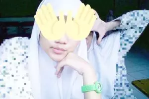 Foto siswi ini tampak biasa, usai diperbesar ada sosok menyeramkan