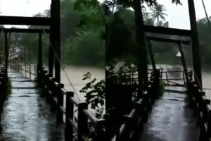 Detik-detik jembatan di Jogja ambrol dihantam air sungai yang meluap