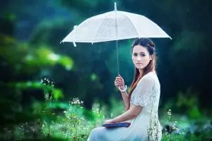 7 Rekomendasi makeup waterproof yang awet di musim hujan