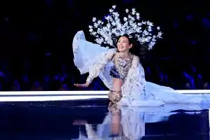 Momen model Victoria Secret jatuh di runway, untung ada dewi penolong