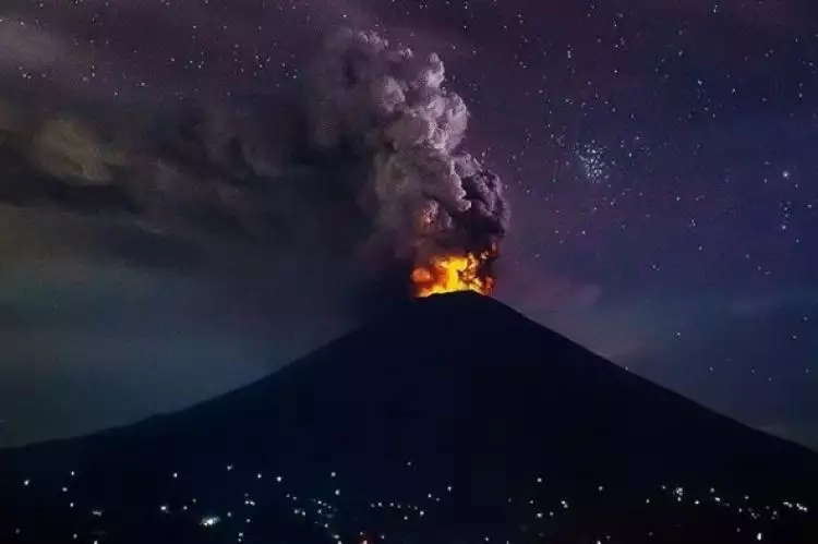 Panorama langka erupsi Gunung Agung yang bikin turis terkesima