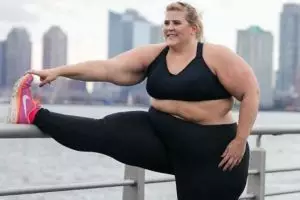 Abaikan hujatan, cewek plus size ini jadi model pakaian olahraga
