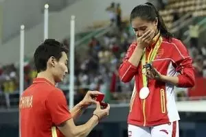 5 Atlet ini dilamar kekasihnya di arena pertandingan, so sweet
