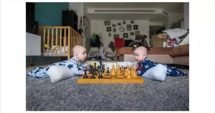 15 Potret persaingan dua bayi kembar saat di rumah, lucu anet