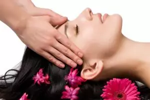 Nggak perlu ke salon, siapin 5 produk ini kamu bisa hair spa di rumah