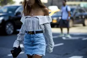 7 Trik padu padan oversize shirt, bikin penampilanmu makin kece