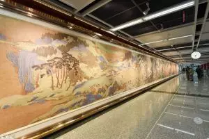 10 Mural indah di berbagai stasiun, suasananya jadi bak galeri seni