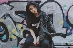 9 Gaya monokrom ala Valencia Tanoe, putri Hary Tanoe yang elegan