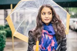 Outfit musim hujan yang wajib kamu punya biar tetap stylish 