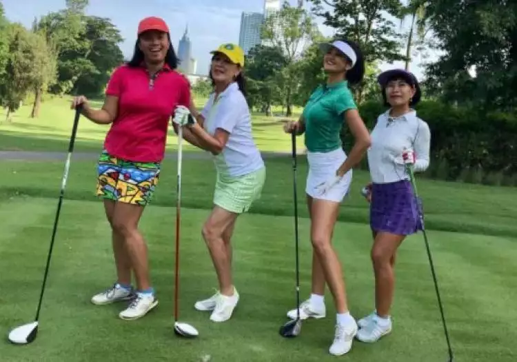 10 Gaya Farah Quinn main golf bareng gengnya, seksi abis