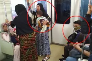 Penumpang cowok ini biarkan ibu gendong anak berdiri, bikin kesel