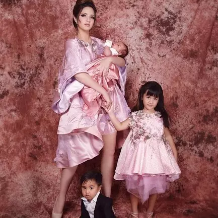 Beda gaya anggota girl squad saat momong anak, hot mom