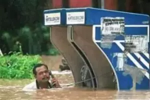 Lagi, 10 kelakuan nyeleneh di tengah banjir yang bikin geleng-geleng