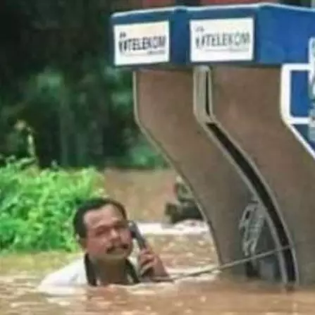 Lagi, 10 kelakuan nyeleneh di tengah banjir yang bikin geleng-geleng