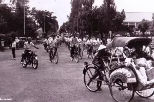 15 Potret Solo zaman dulu, mulai warung opium legal sampai kereta kuno