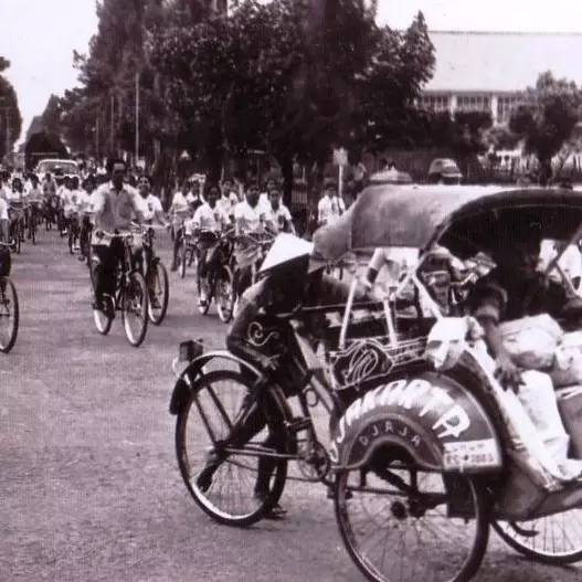 15 Potret Solo zaman dulu, mulai warung opium legal sampai kereta kuno