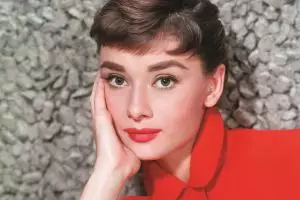 Tampil klasik vintage dan menawan dengan makeup ala Audrey Hepburn