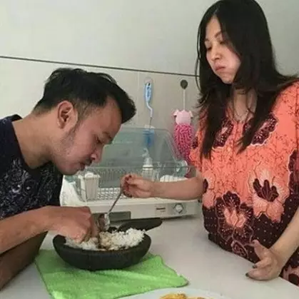 Ruben Onsu dan Sarwendah makan pakai cobek, warganet ingatkan pamali