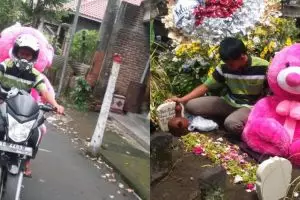 Kisah cowok bawa boneka beruang ke makam ceweknya ini bikin haru