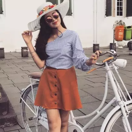 Bingung outfit liburan akhir tahun? Contek 9 gaya Beby Tsabina ini yuk