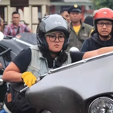 10 Potret Ipoet, putri Indro 'Warkop DKI' yang gemar naik moge