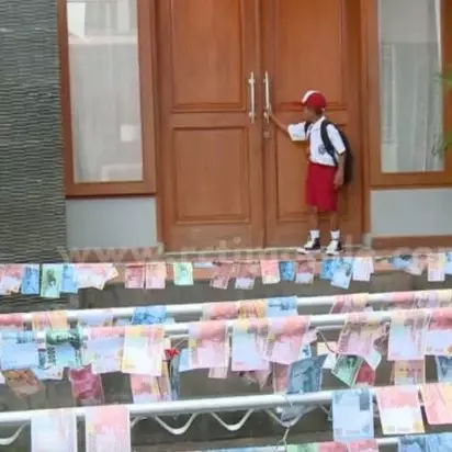 10 Foto parodi kocak 'pencucian uang' ini dijamin bikin kamu ngakak