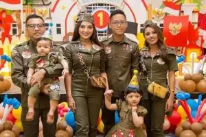 4 Keluarga artis ini gemar pakai baju kembaran, kompak banget