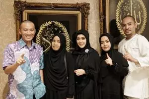 Foto Syahrini bareng Ustaz Felix Siauw ini tuai perdebatan, kenapa ya?