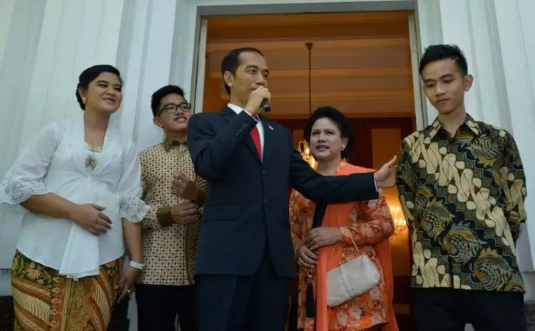 Kisah Jokowi syok Gibran bisnis martabak & Kaesang jual pisang goreng