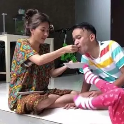 Momen Ruben dan Sarwendah suap-suapan ini romantis abis, bikin baper