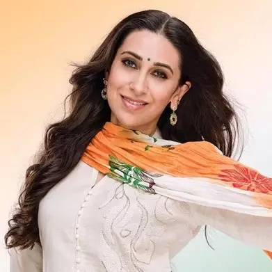 Sudah kepala empat, 10 foto ini bukti Karisma Kapoor seperti tak menua